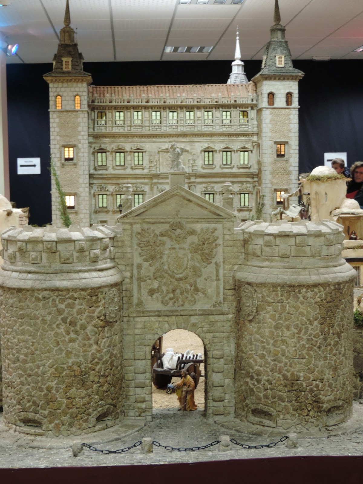 Puerta de Bisagra con el Alcázar al fondo 